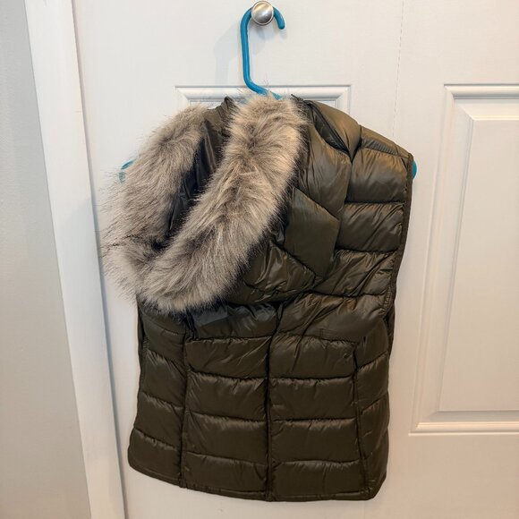 NWT Gap Primaloft Puffer Vest with Faux Fur Removable Hood - Size M - Picture 2 of 6